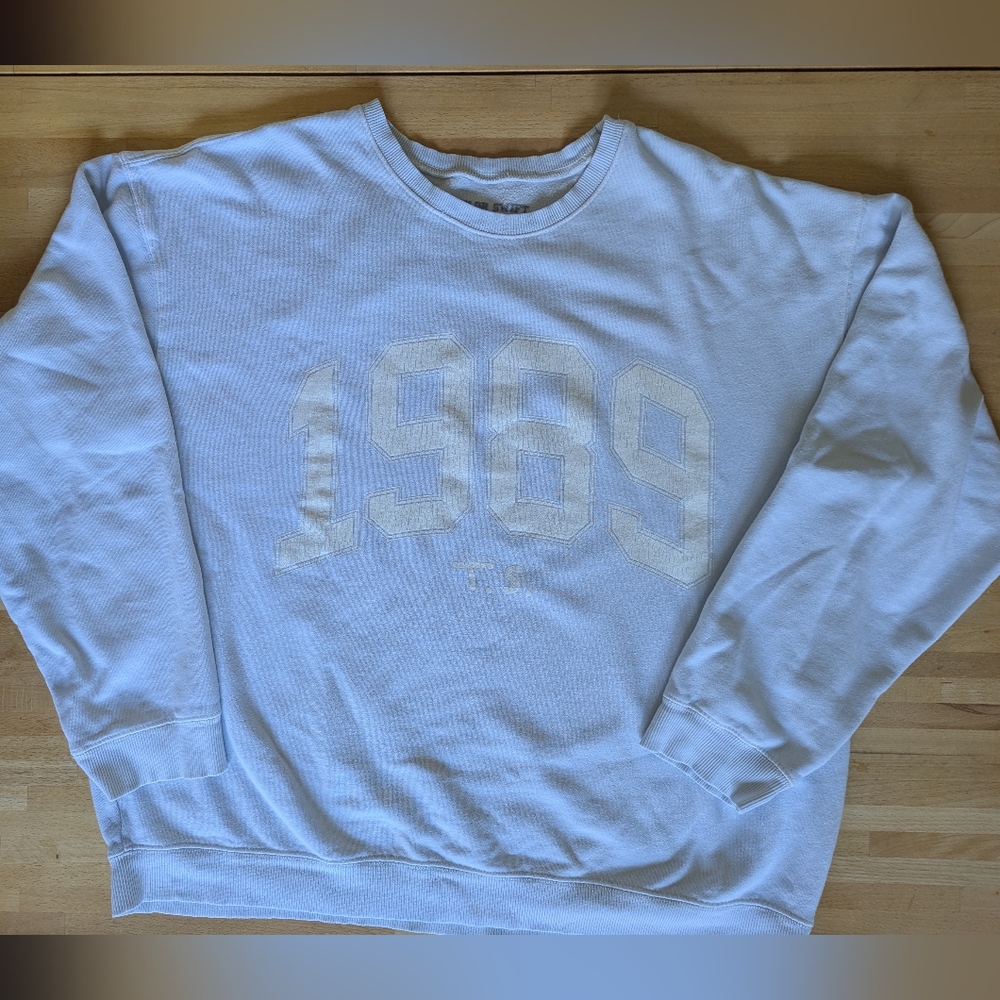 TAYLOR SWIFT OFFICIAL 1989 CREW NECK SWEATSHIRT -SIZE 2XL LIGHT BLUE
